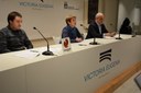 2015-01-27, Donostia (Gipuzkoa). Bertso Egunaren aurkezpenean Jon Agirresarobe (Bertsozale Elkartea), Nerea Txapartegi (Donostiako Udala) eta Mikel Mendarte (Kutxa).