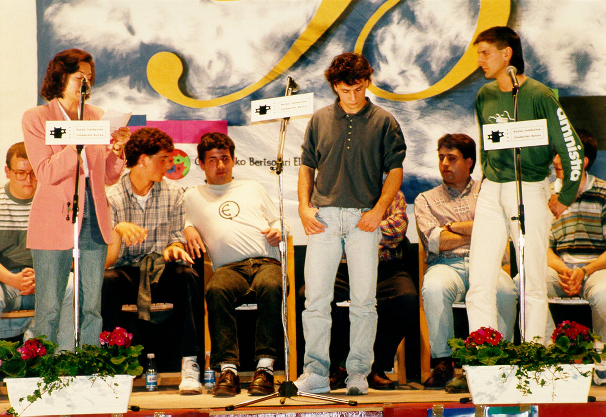 Mariasun Oteiza 1995eko Gipuzkoako Bertsolari Txapelketan gaia jartzen. 