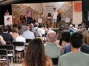 Egoitz Gorosterrazu kantuan, Ekain Alegre aldamenean duela